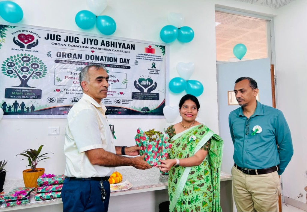 Presentation of a memento at the closing ceremony